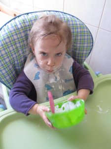 Paleo Bora joghurtot eszik 032